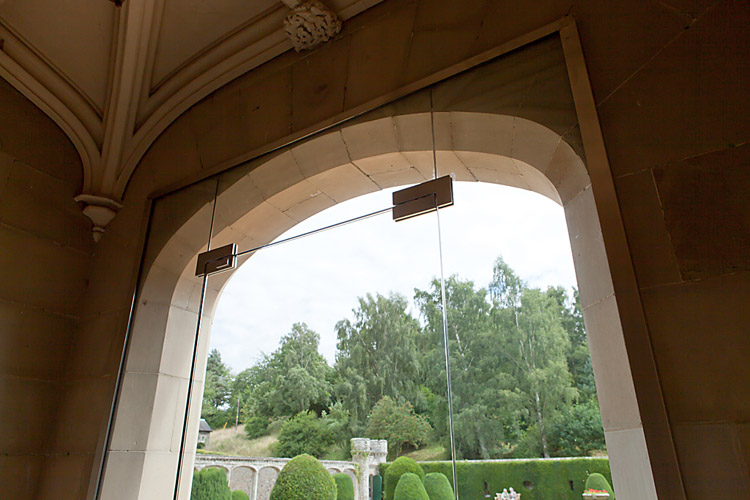 Abbotsford House - frameless glass entrance screen